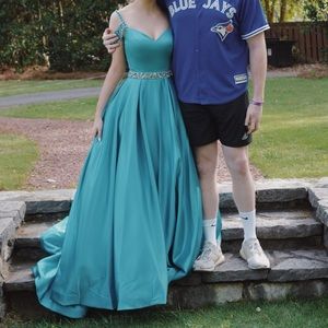 Sherri Hill • Style #51613 • Tiel • Size 6 • No alterations • No stains